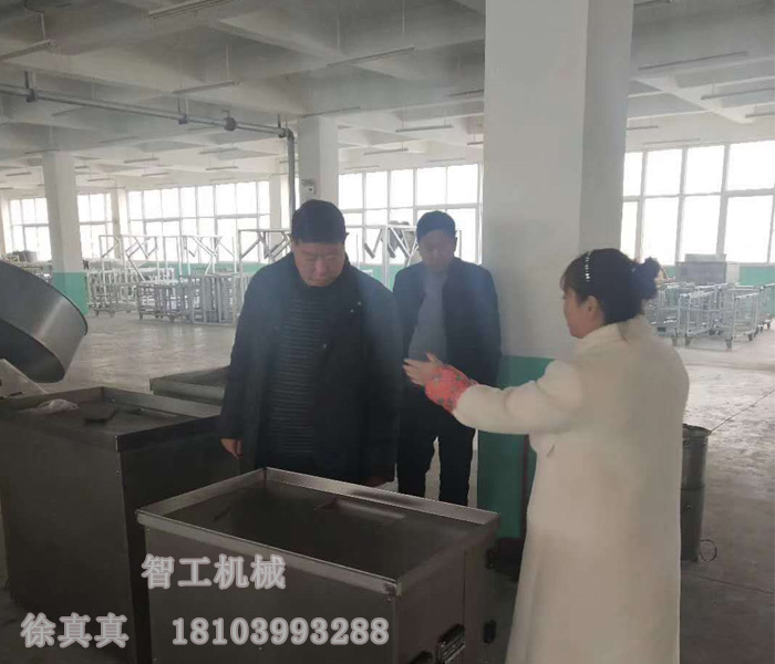 魯山老客戶再次來許昌智工考察訂購湯圓機(jī)、元宵制陷機(jī)！