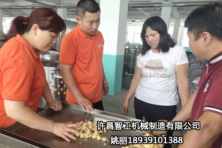 河南周口客戶自帶原料到許昌智工考察、試機(jī)制餡機(jī)！（做糕點(diǎn)）